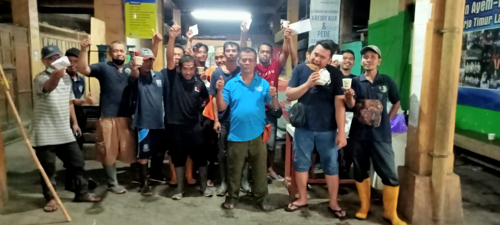 Kerja Bakti Kolaborasi Tim Kebersihan Dinas Perdagangan dengan Paguyuban Pedagang Pasar Beringharjo