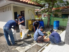 Praktik Pembuatan Pupuk Kompos oleh Tim Kebersihan Dinas Perdagangan di Pasar Ngasem