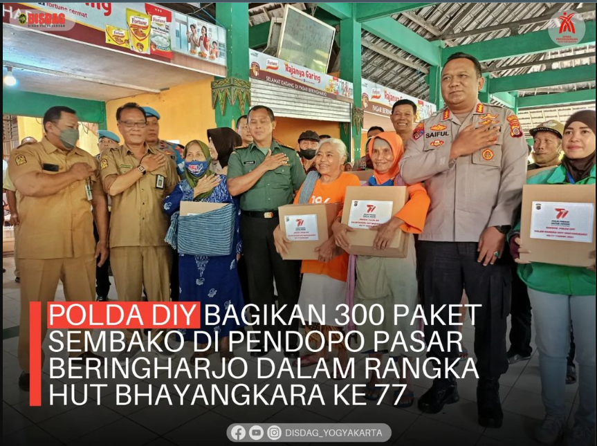 POLDA DIY Bagikan 300 Paket Sembako di Pendopo Pasar Beringharjo dalam Rangka HUT Bhayangkara ke 77