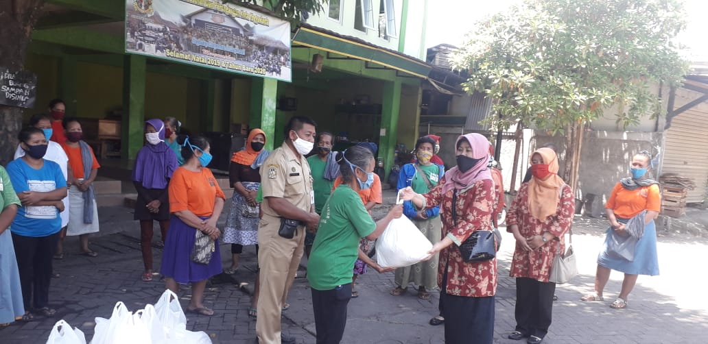 Pemberian bantuan sembako dari DPW PKK Kota Yogyakarta di Pasar Giwangan