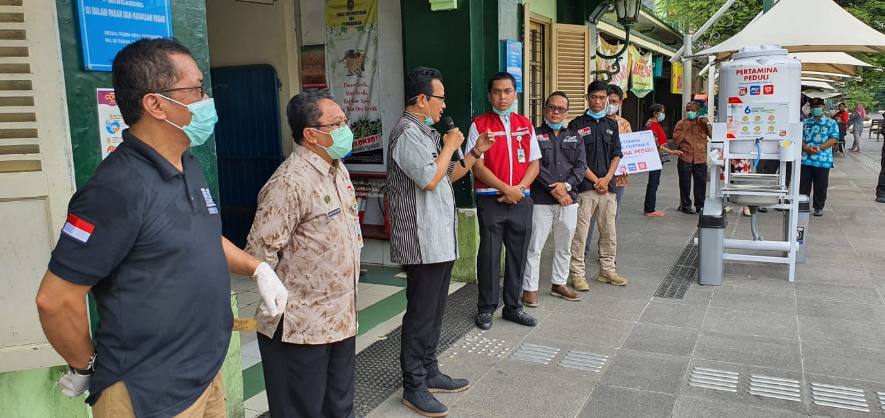 Pemberian bantuan wastafel portable dari PERTAMINA untuk pasar rakyat di Kota Yogyakarta